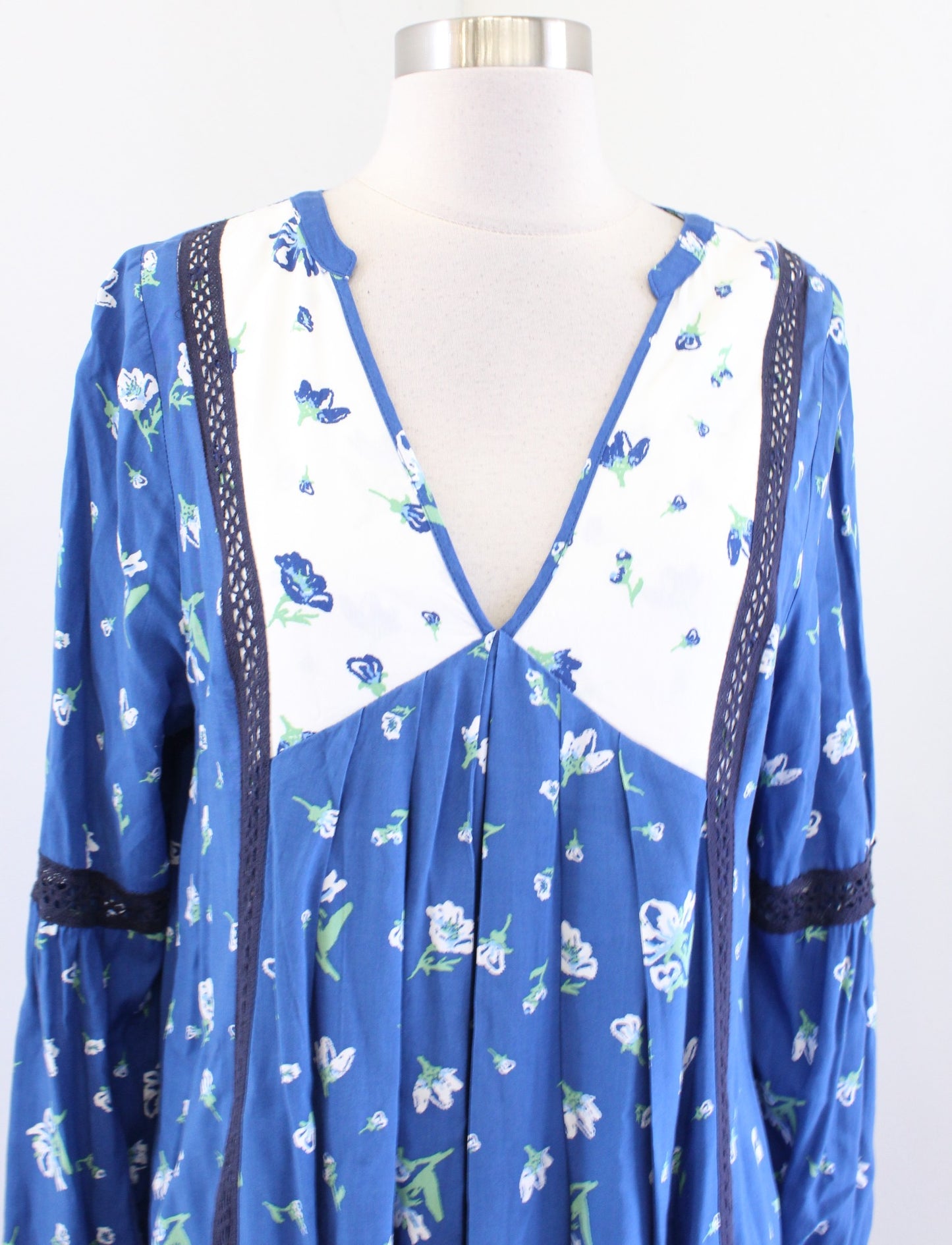Matilda Jane Day Tripping Blue Floral V Neck Shift Dress Size S Lace Trim Casual