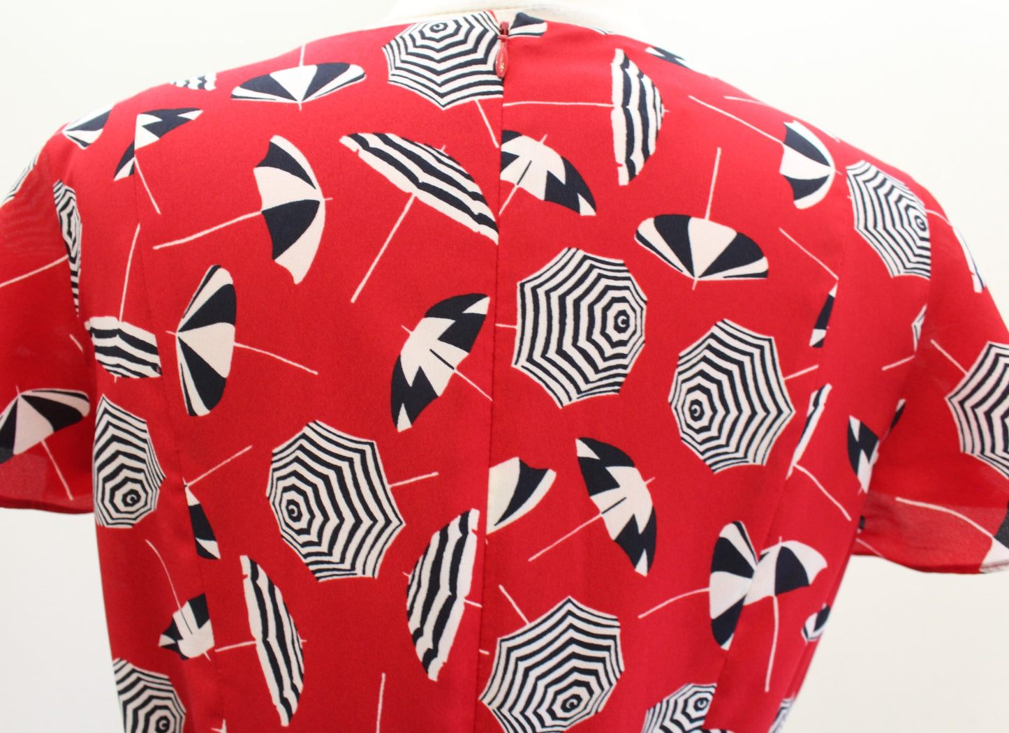 Talbots Red Black White Novelty Umbrella Print A Line Belted Dress size 6 V Neck