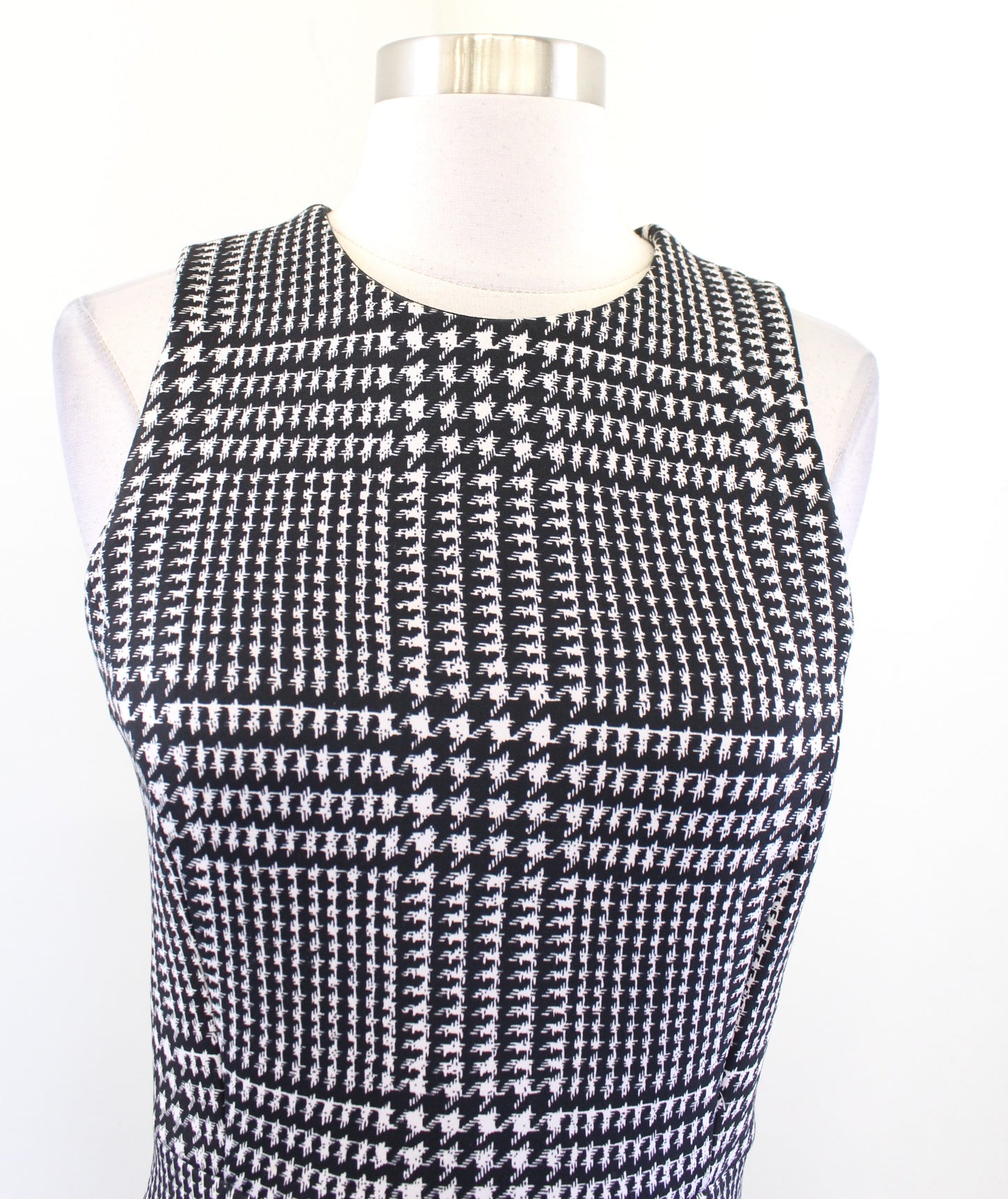 J McLaughlin Black Houndstooth Print Scuba Fit and Flare Dress Sz XS Sleeveless