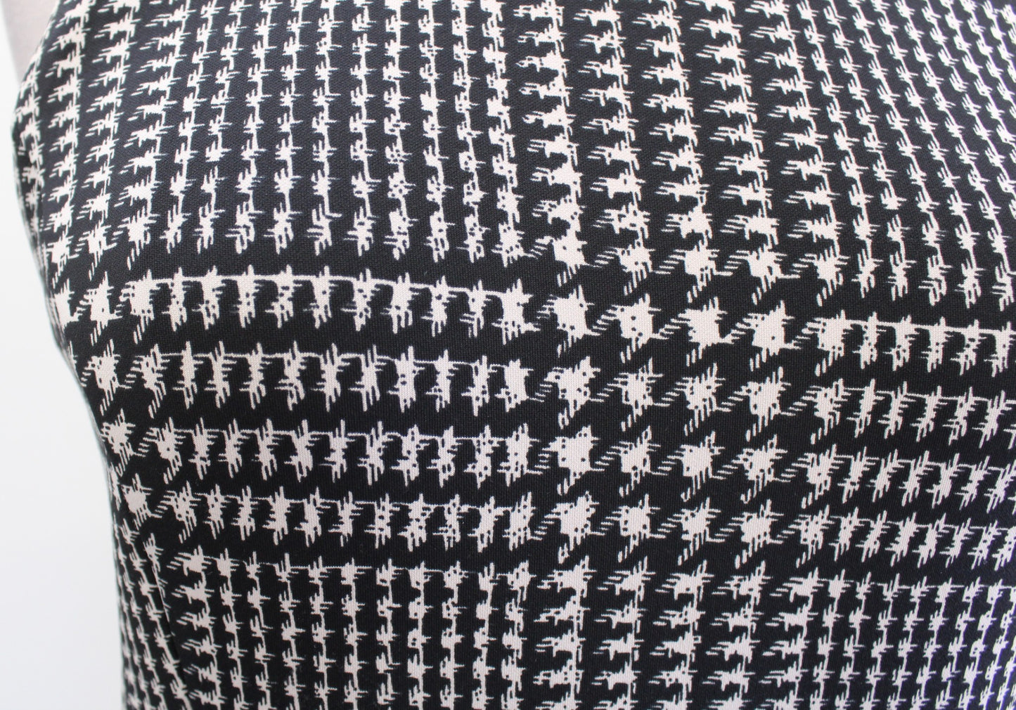 J McLaughlin Black Houndstooth Print Scuba Fit and Flare Dress Sz XS Sleeveless
