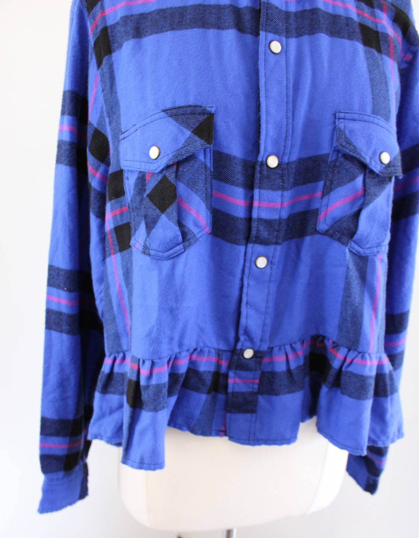 NWT BDG Urban Outfitters Blue Plaid Ruffle Trim Cropped Flannel Shirt Top Size M