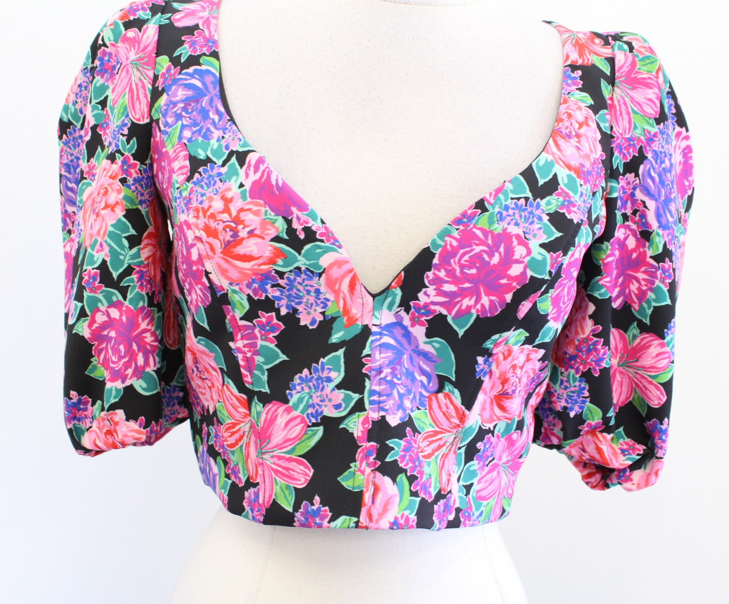 NWT Zara Bright Floral Print Puff Sleeve Crop Top Blouse Size M V Neck Black