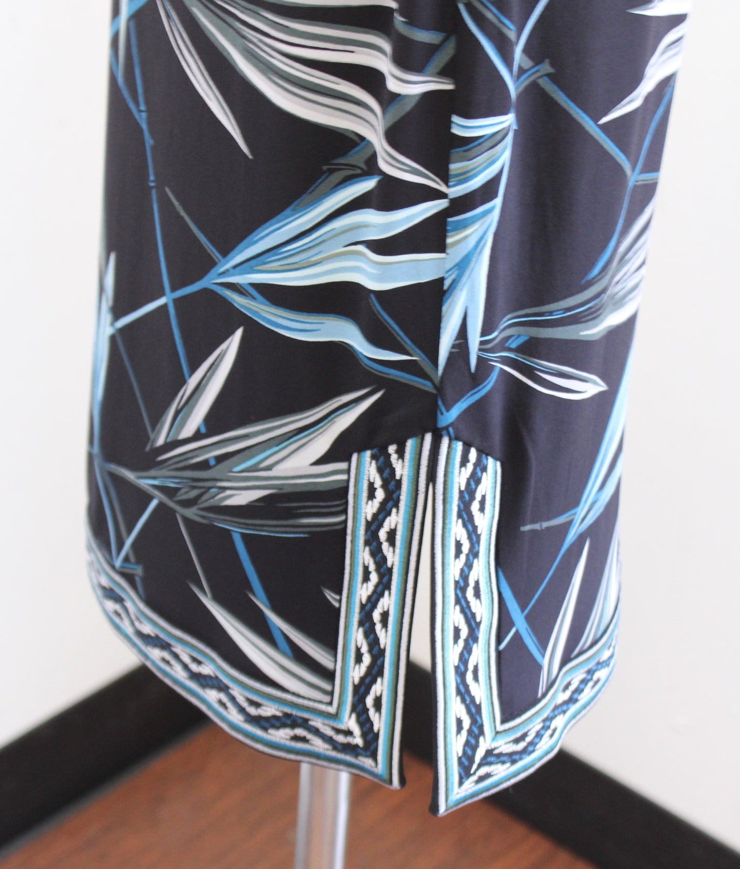 NWT White House Black Market Abstract Palm Print Sheath Dress Embroidered Blue