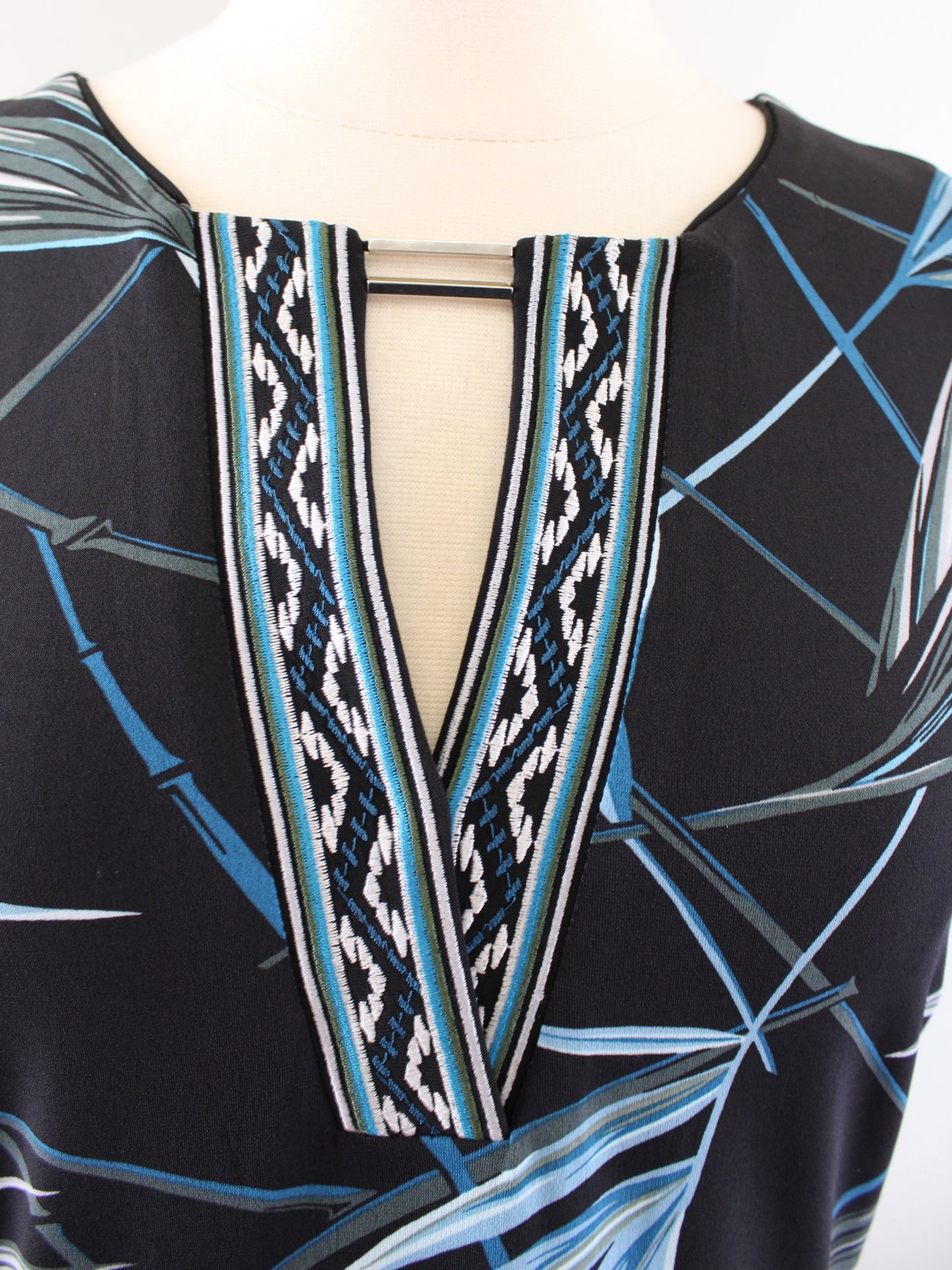 NWT White House Black Market Abstract Palm Print Sheath Dress Embroidered Blue