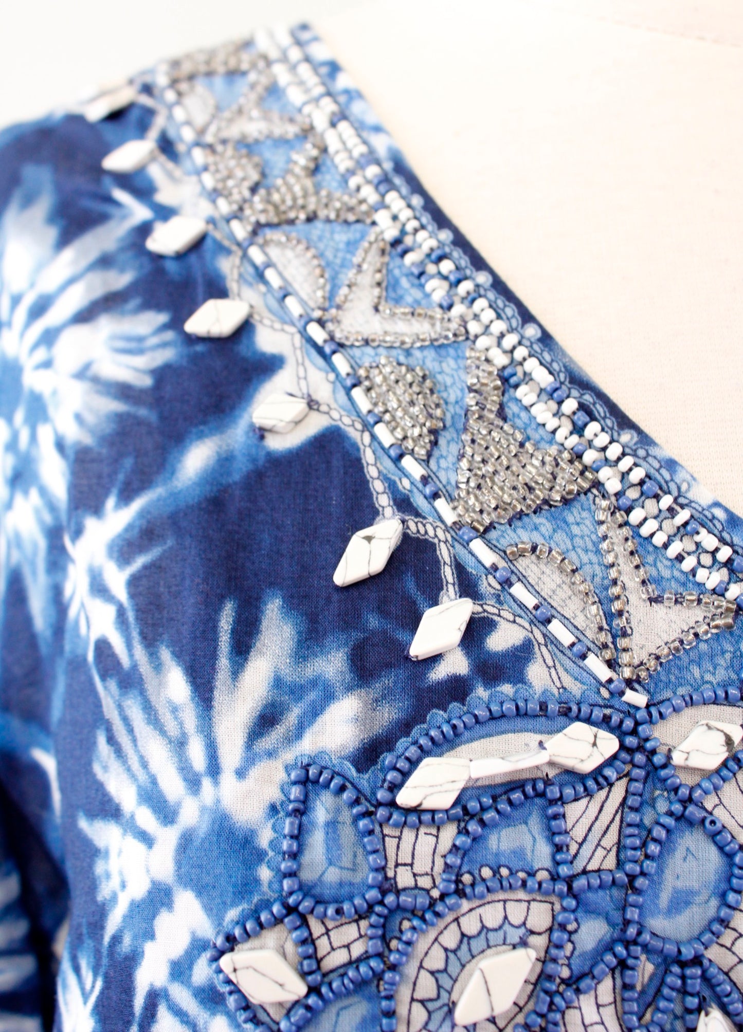 Chicos Blue White Tie Dye Printed Beaded Embellished Tunic Top Blouse Size 1