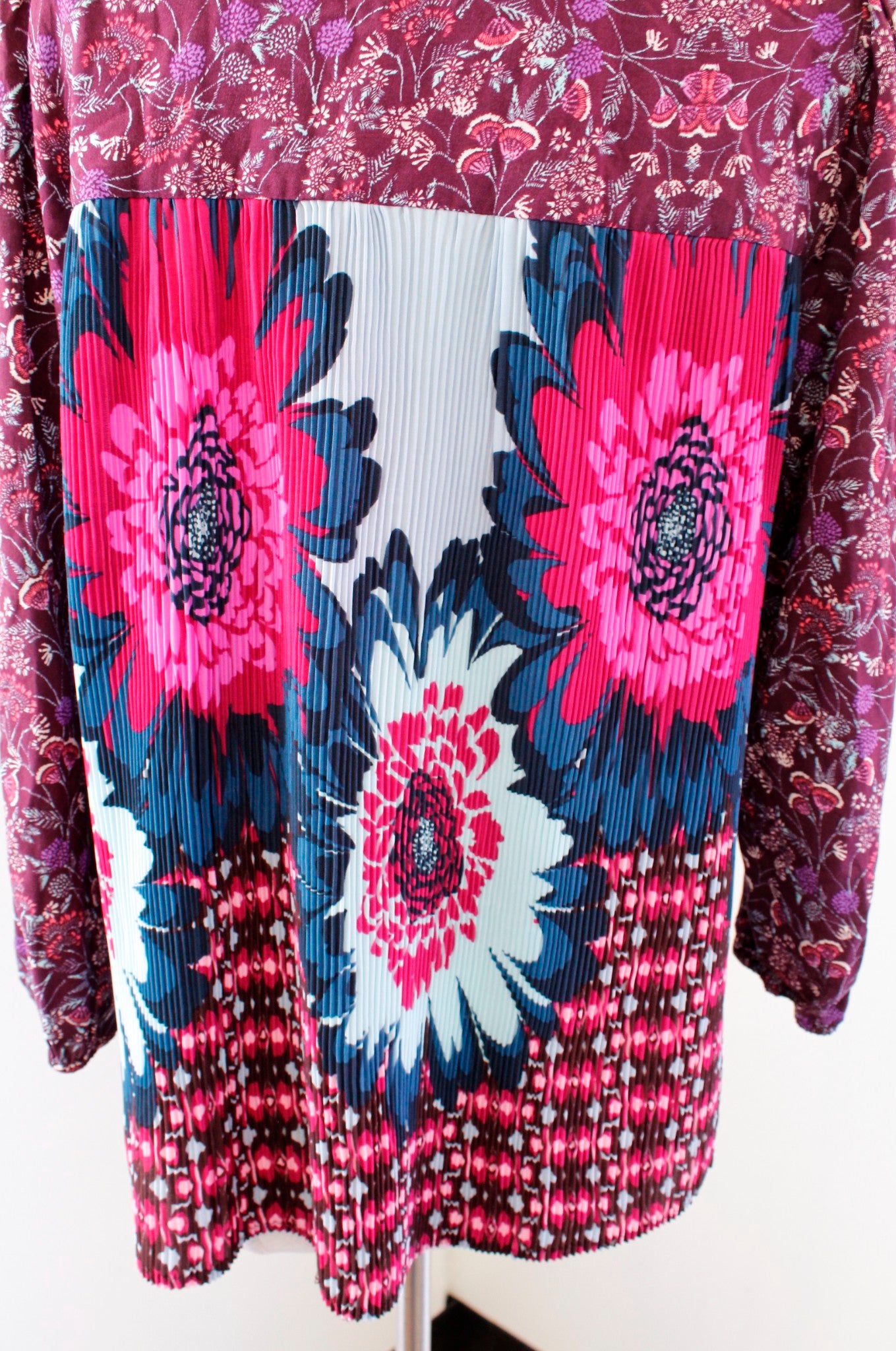 One September Anthropologie Caia Floral Pleated Top Blouse Size XS Burgundy