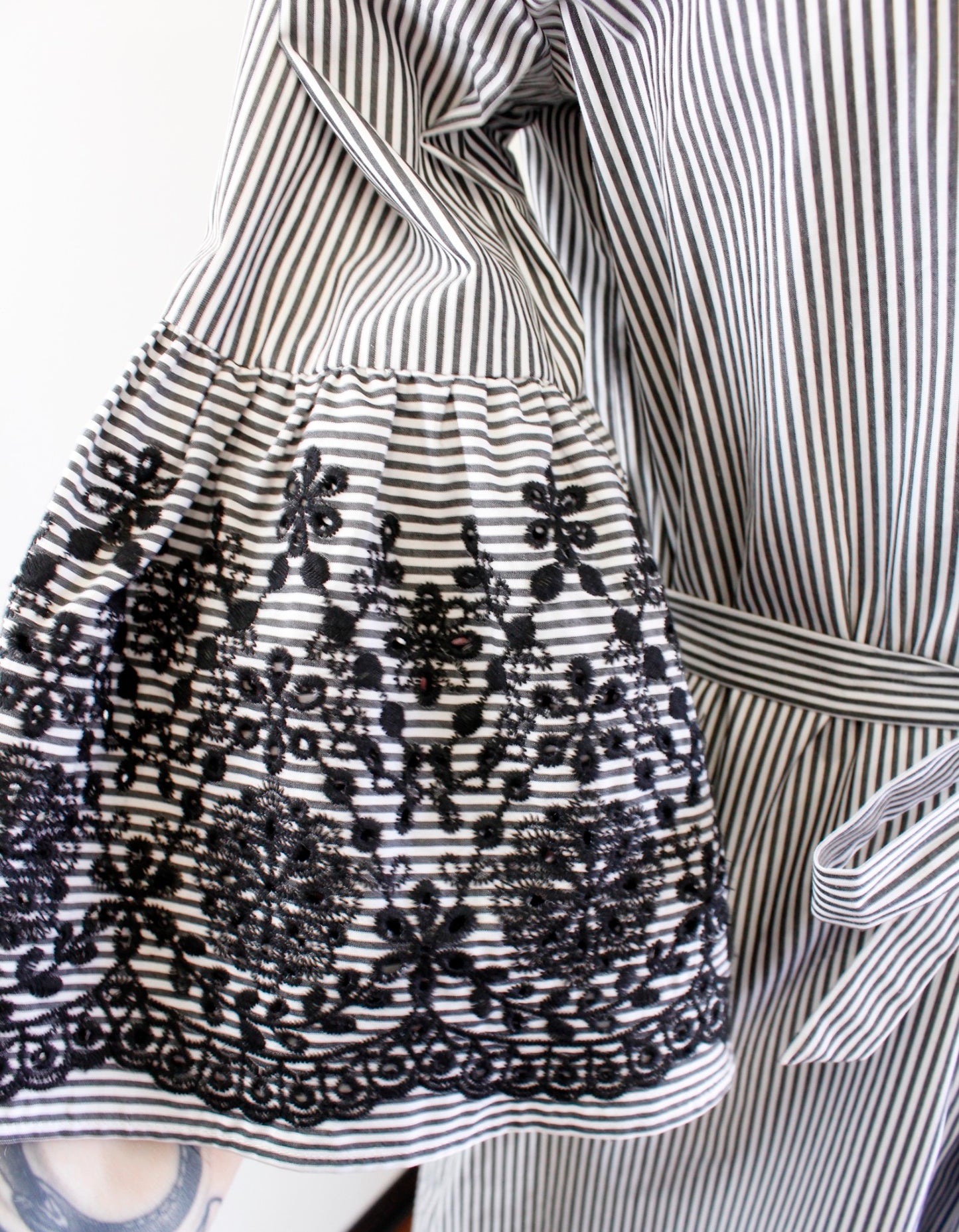 Calvin Klein Gray Striped Floral Embroidered Bell Sleeve Shirt Dress Tie Size 4