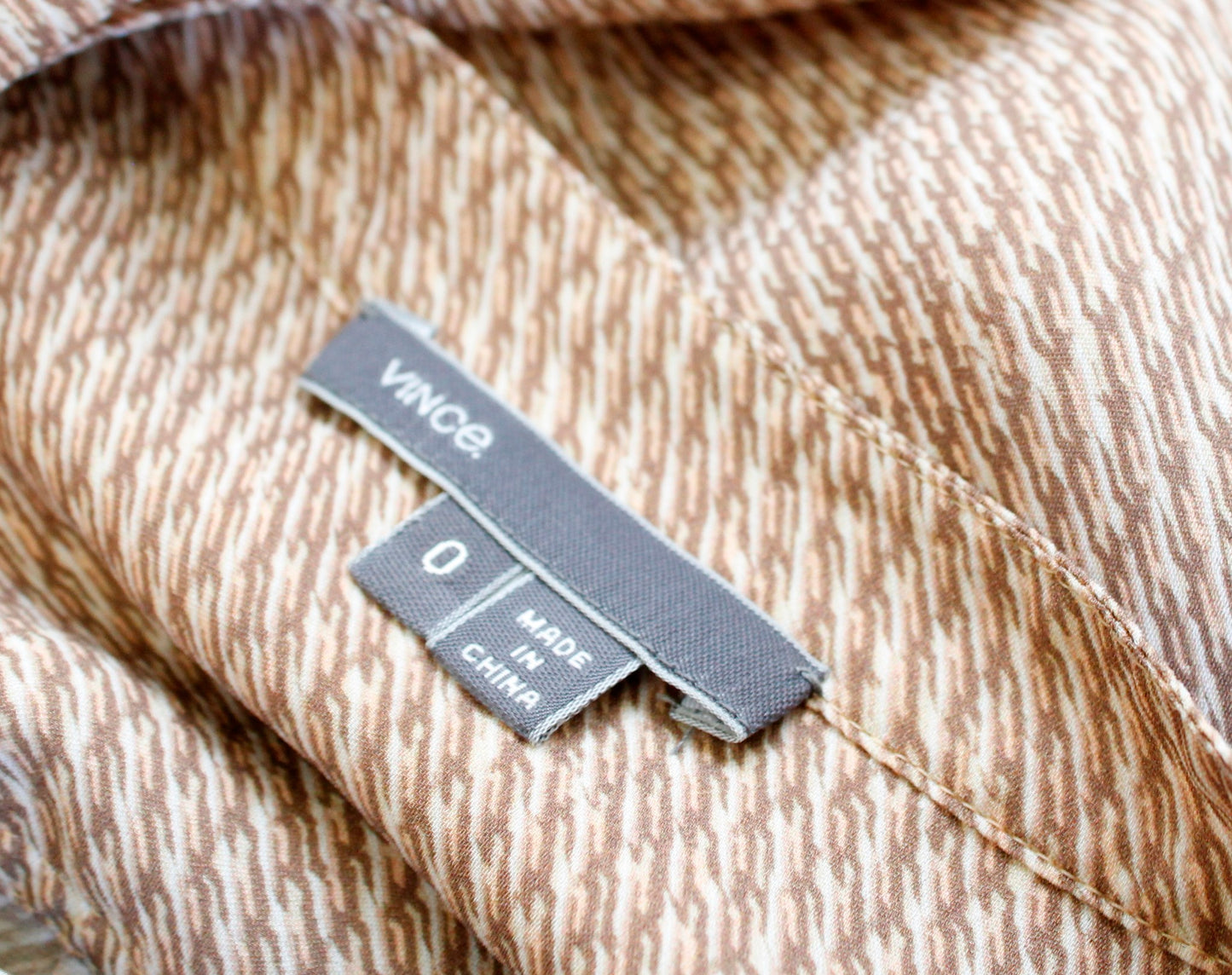 VINCE Tan Brown Diagonal Print Silk Placket Blouse Top Size 0 Geometric V Neck