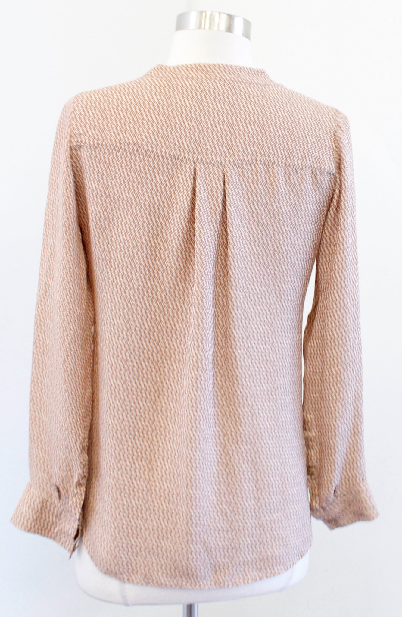 VINCE Tan Brown Diagonal Print Silk Placket Blouse Top Size 0 Geometric V Neck