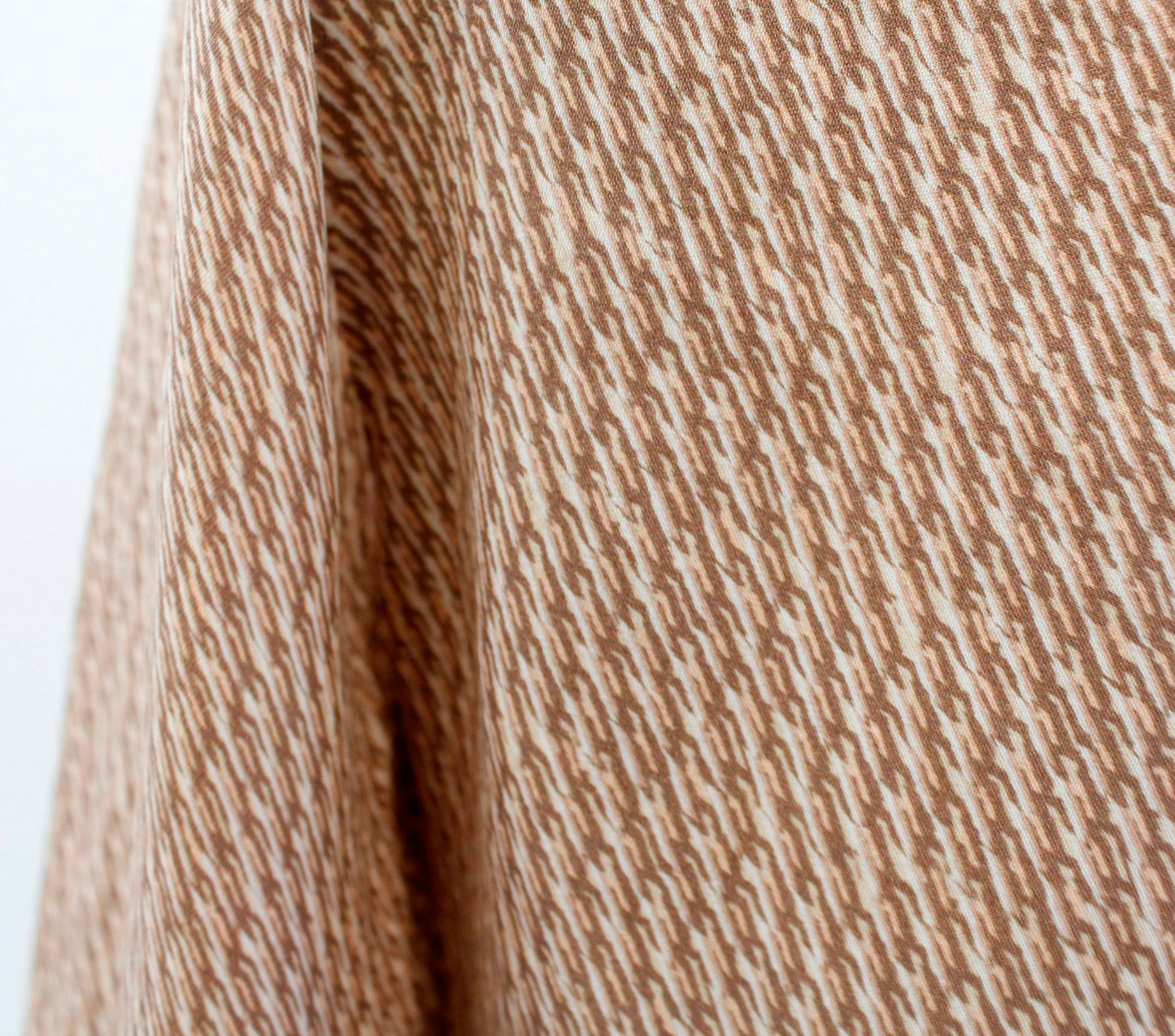 VINCE Tan Brown Diagonal Print Silk Placket Blouse Top Size 0 Geometric V Neck