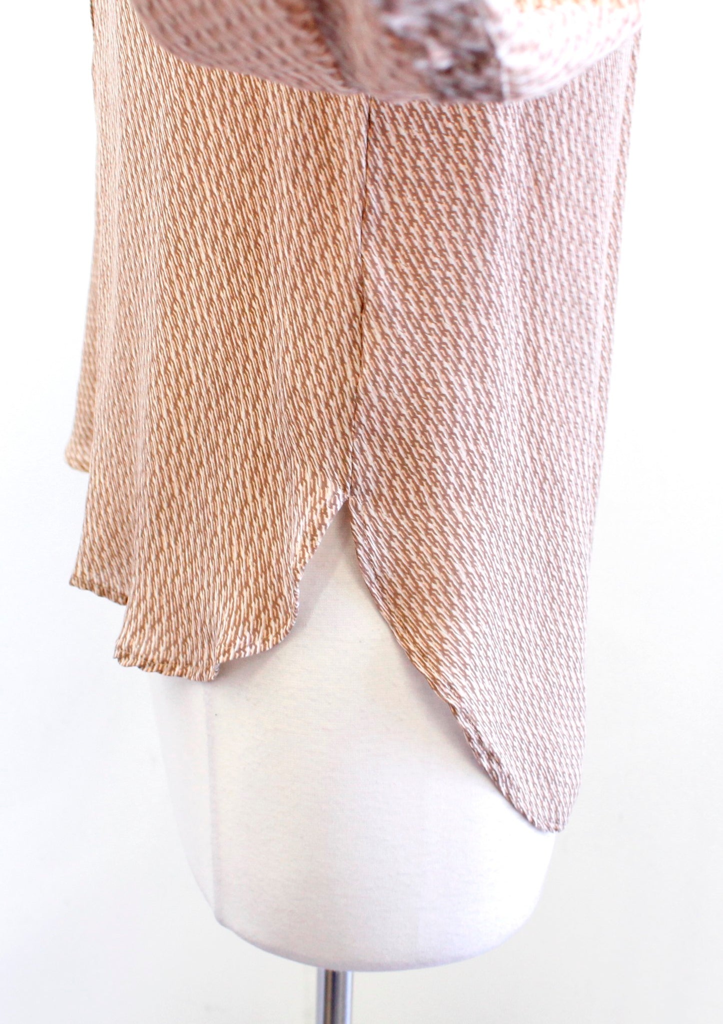 VINCE Tan Brown Diagonal Print Silk Placket Blouse Top Size 0 Geometric V Neck