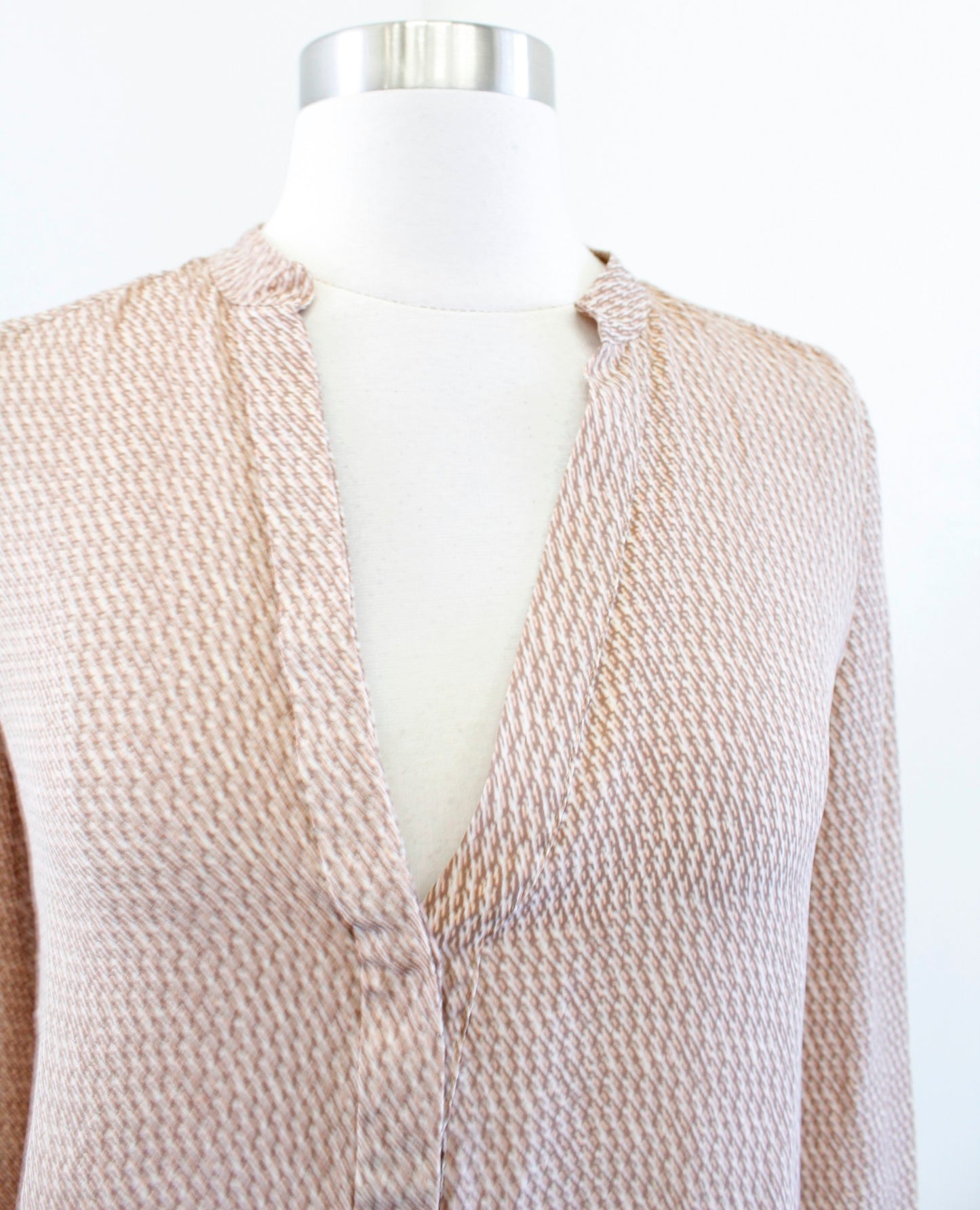 VINCE Tan Brown Diagonal Print Silk Placket Blouse Top Size 0 Geometric V Neck