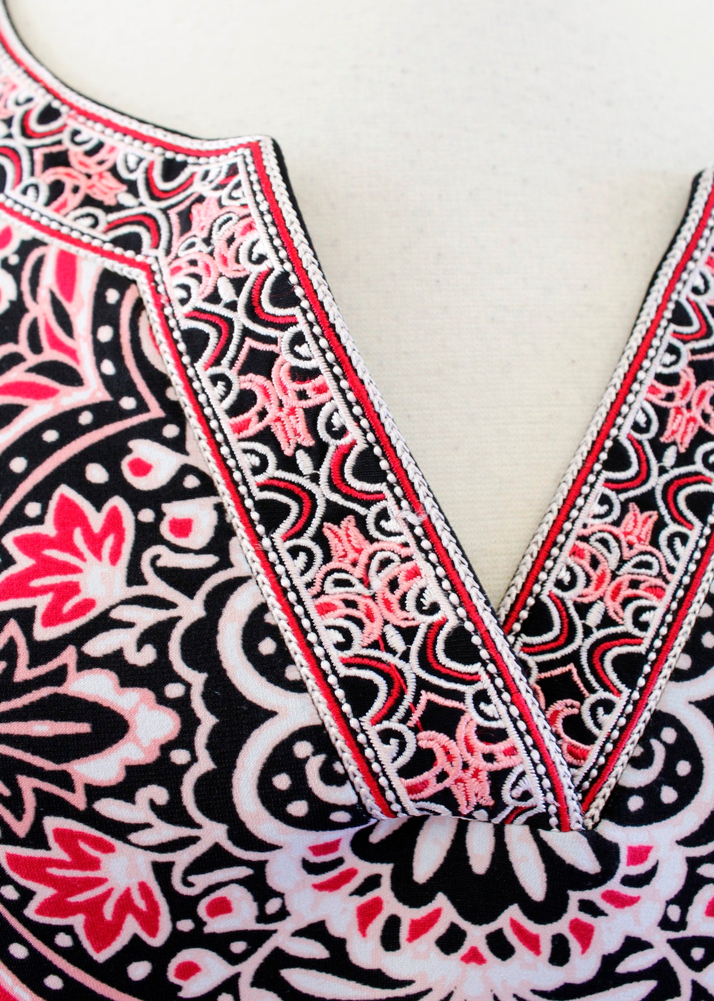 White House Black Market Red Paisley Print Embroidered Trim Knit Shift Dress S