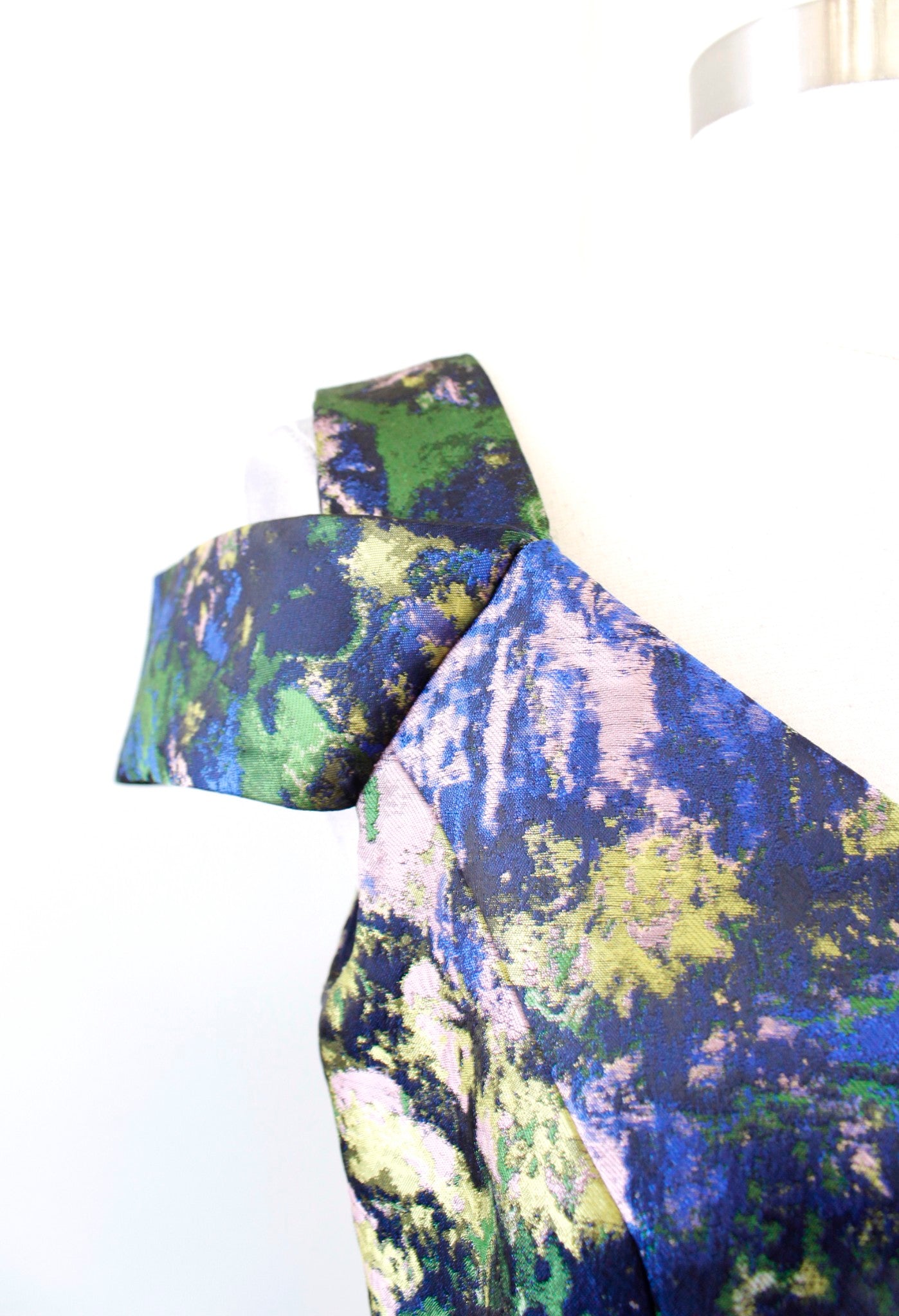 Maggy London Blue Brocade Cold Shoulder Sheath Dress Watercolor Art to Wear Sz 6