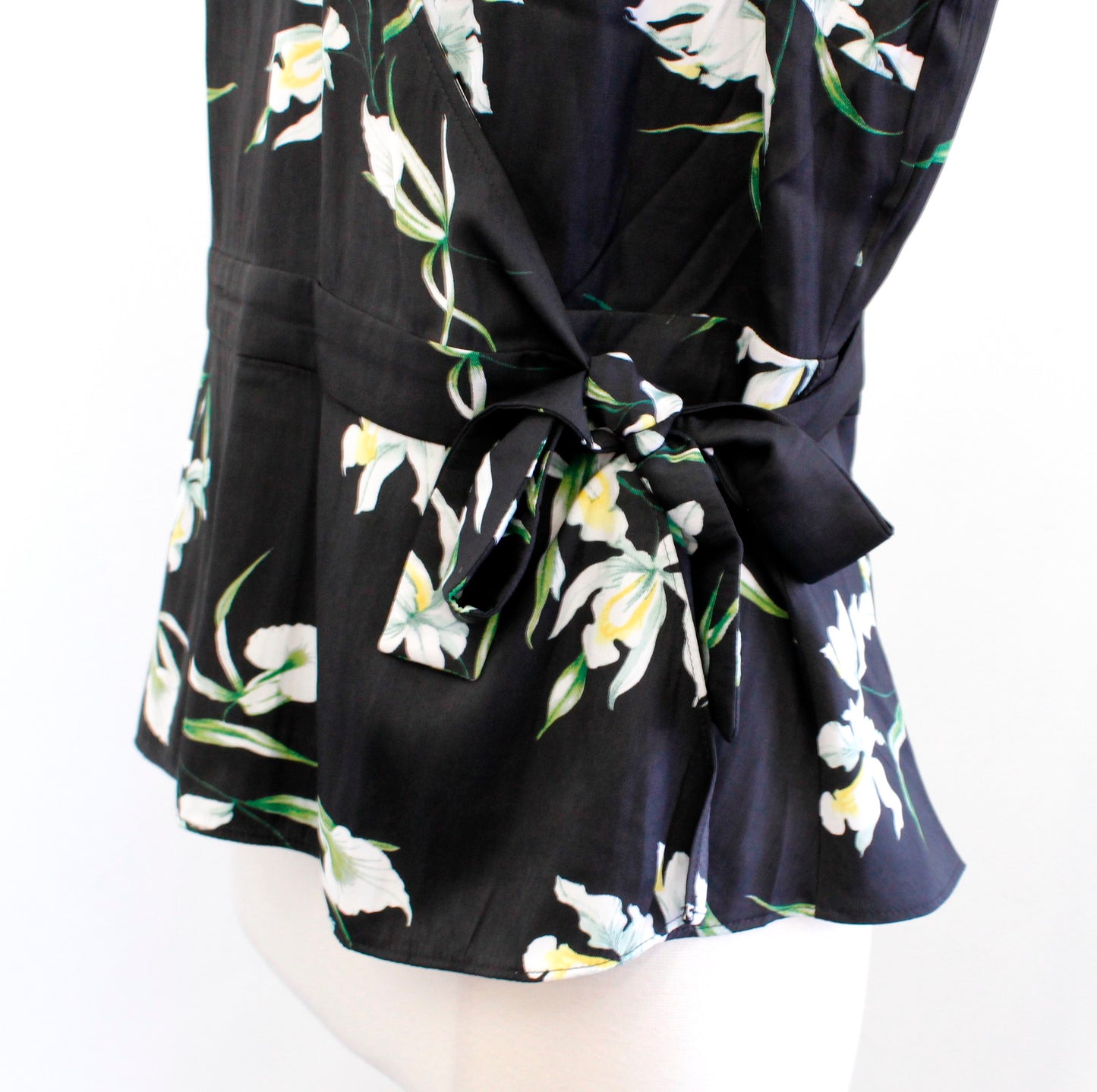 NWT Banana Republic Black Floral Wrap Tank Top Blouse Size L Sleeveless Tie