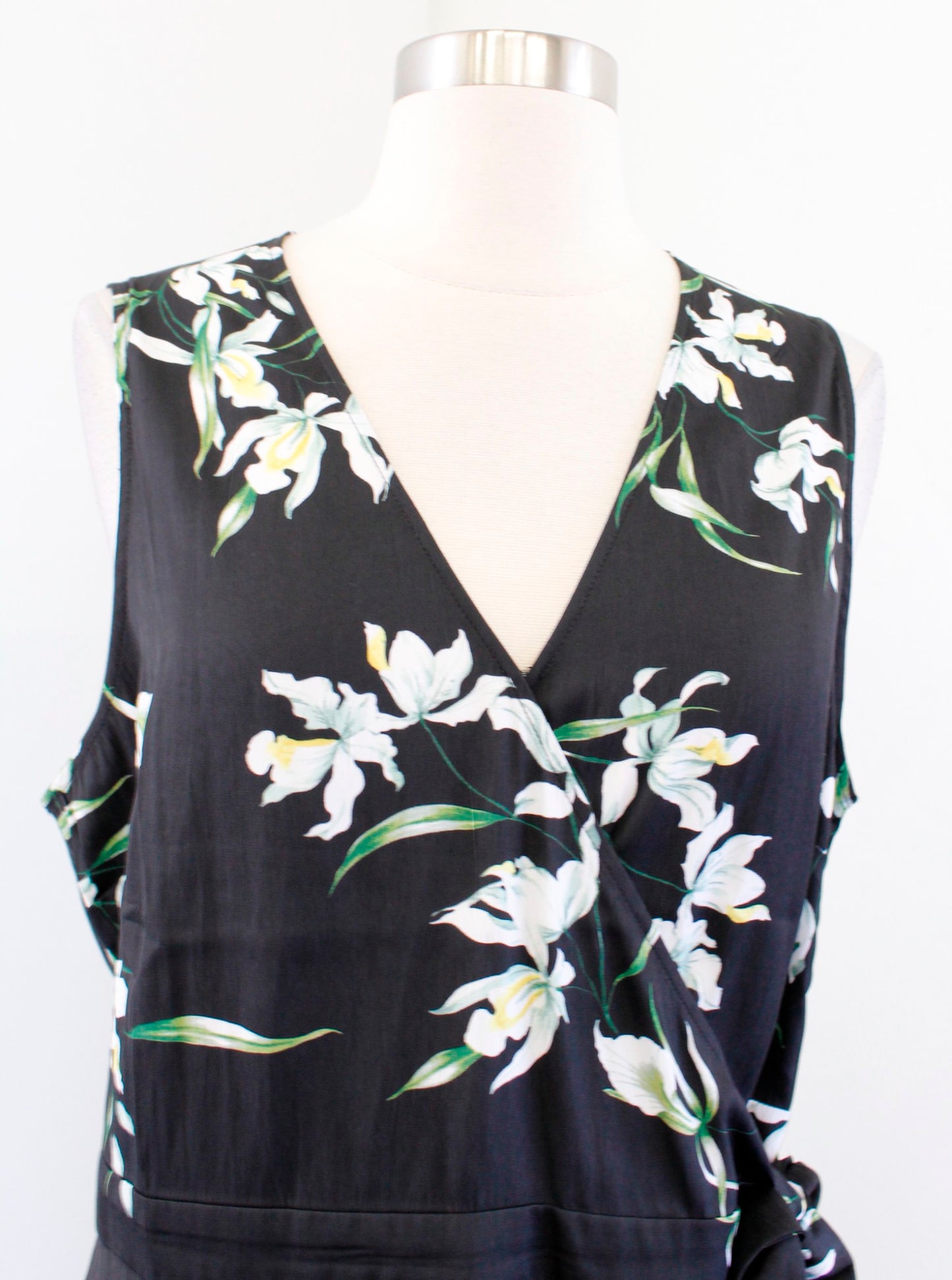 NWT Banana Republic Black Floral Wrap Tank Top Blouse Size L Sleeveless Tie