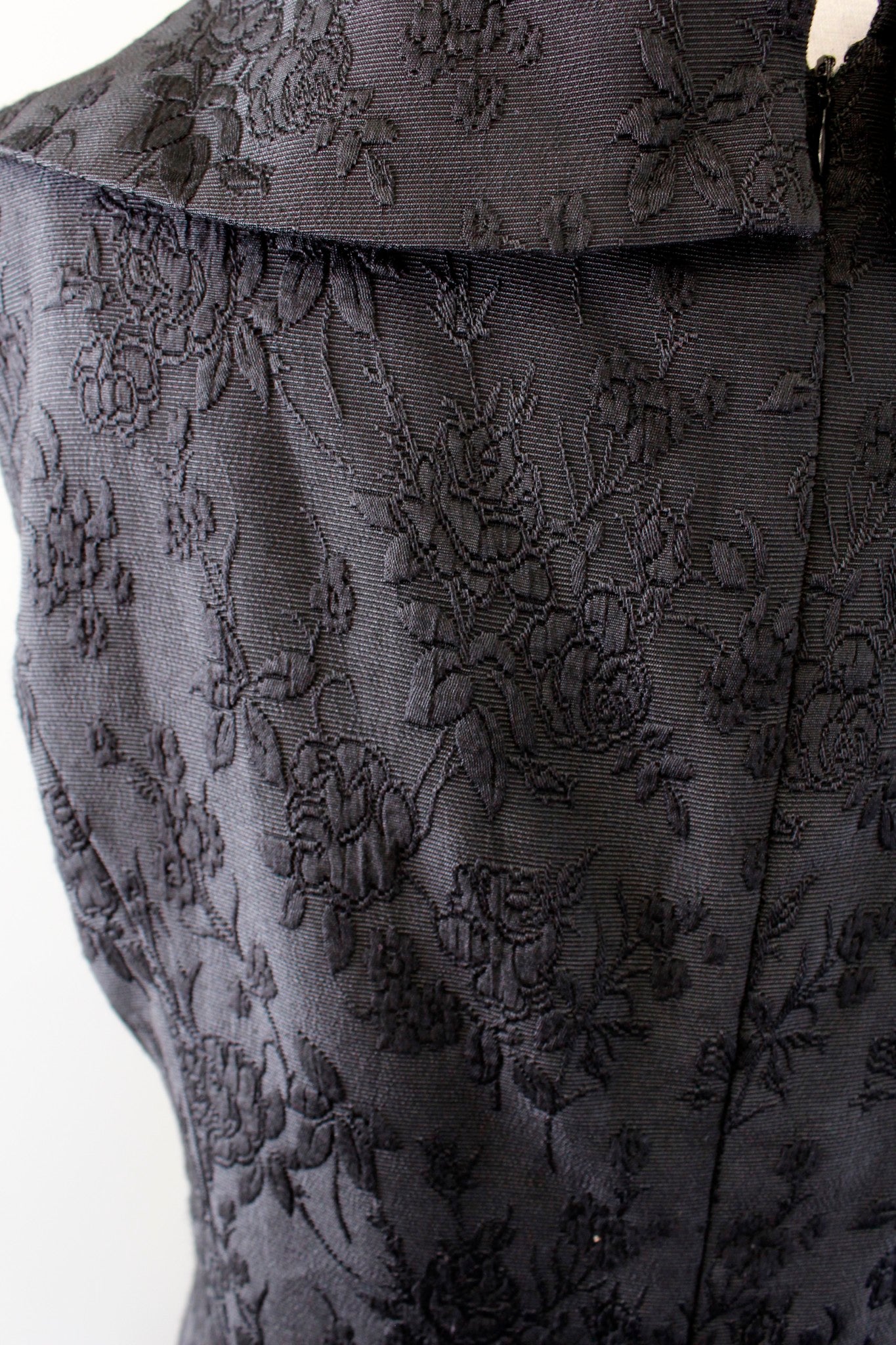 Tahari Levine Black Floral Embossed Envelope Collar Ruched Sheath Dress Size 6