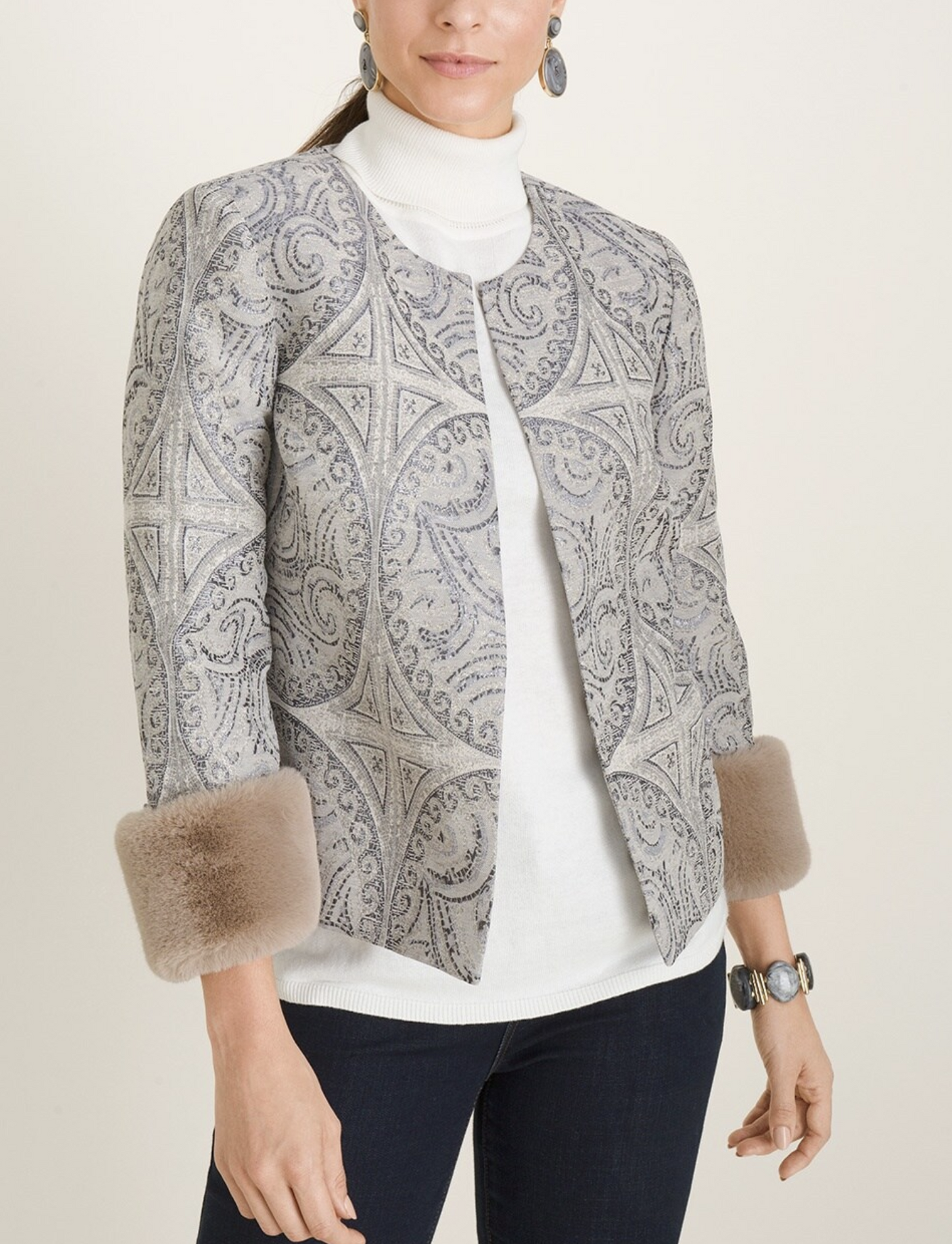 NWT Chicos Medallion Print Faux Fur Cuff Jacket Size 1 Gray Metallic Geometric